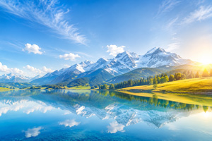 宁静的阿尔卑斯湖景