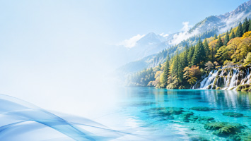 清新湖泊与秋日山景