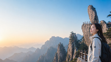山脉晨曦中的静谧瞬间